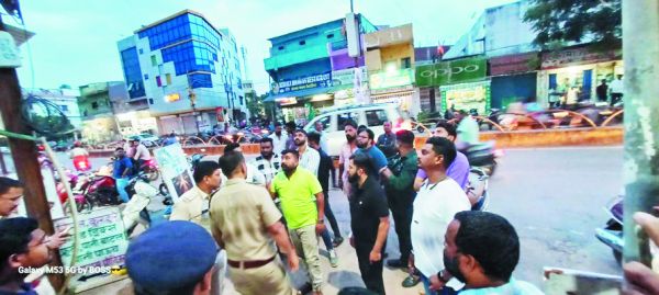 आदिपुरुष फिल्म का हटाया पोस्टर, विरोध-प्रदर्शन