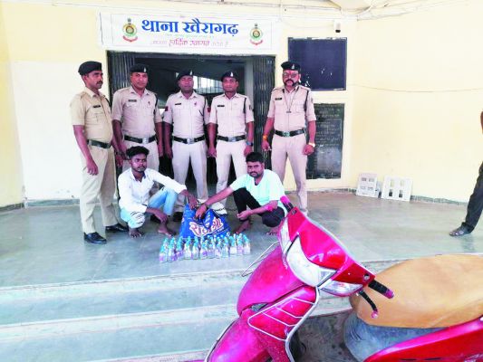 सवा सौ बोतल शराब बरामद, 2 पकड़ाए