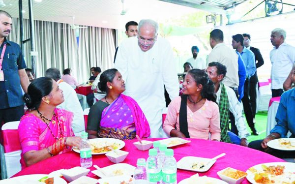 बस्तर के ग्रामीणों को सीएम ने कराया भोज