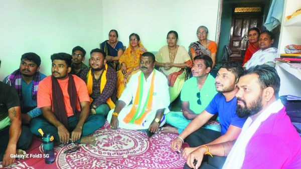 डोंगरगढ़ के भाजपा कार्यकर्ताओं के संग मेश्राम ने सुनी मन की बात