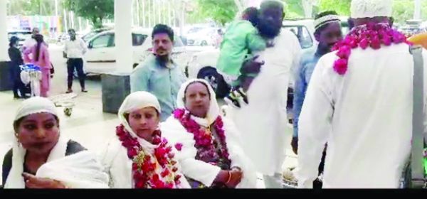 हज के लिए रवाना हुए हज यात्री