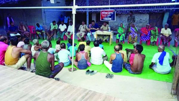 थाना प्रभारी ने चलित थाना लगाकर ग्रामीणों की सुनी समस्याएं 