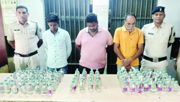 अलग-अलग स्थानों से  3 शराब कोचिया से  126 पौवा जब्त