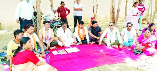 दरी पर बैठकर भाजपा ने की  जनता की आवाज बुलंद