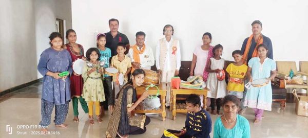  फादर्स डे पर दिव्यांग बच्चों को वाद्ययंत्र और खेल सामान वितरित
