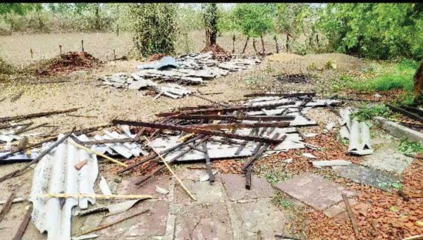 आंधी-तूफान से घर का छप्पर उड़ा