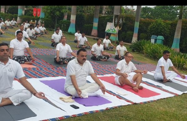  सीआरपीएफ जवानों ने बंधा तालाब पार्क में किया योग 