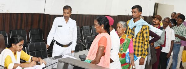 जनदर्शन में अपनी समस्या-शिकायतों को लेकर पहुंचे लोग, हुआ त्वरित निराकरण