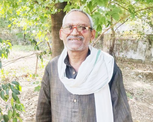 बुजुर्ग डिगेश्वर ने कहा-बुढ़ापे  में साथ देने मिली लाठी