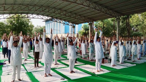 रेलवे  जोन मुख्यालय में अधिकारियों, कर्मचारियों ने योगाभ्यास किया