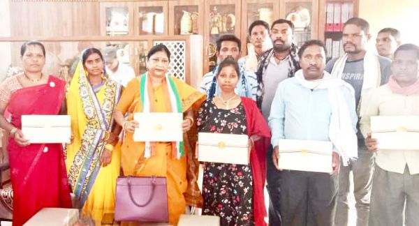 राष्ट्रपति से मुलाकात कर लौटे धमतरी के विशेष जनजाति समूह के सदस्यों ने विधायक डॉ.लक्ष्मी से की भेंट