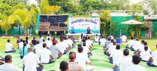 अंतरराष्ट्रीय योग दिवस पर रक्षित केंद्र धमतरी में योगाभ्यास