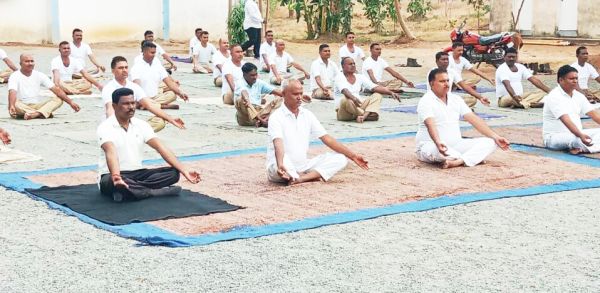 विश्व को जोडऩे का काम कर  रहा योग- श्रवण मरकाम