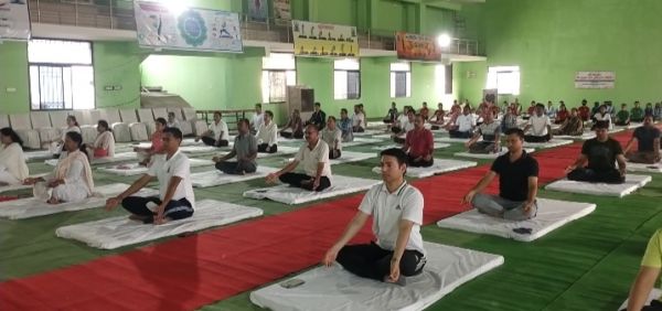स्वस्थ जीवन के लिए नियमित  योग आवश्यक - कलेक्टर
