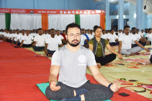  शरीर को स्वस्थ रखने में सहायता करता है योग