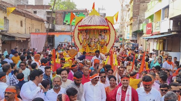 मौसी के घर जाने निकले जगन्नाथ का रथ खींचने श्रद्धालुओं में रही होड़