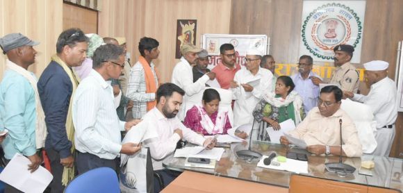 जनचौपाल : सफाई, पानी टंकी निर्माण समेत अन्य समस्याओं को लेकर पहुंचे लोग