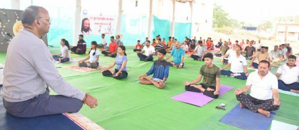 भाजपा-कांग्रेस के नेताओं ने किया योगाभ्यास