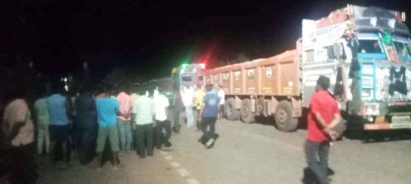 बॉक्साइट लोडिंग कराने को लेकर हंगामा, ट्रकों को सडक़ किनारे रोककर किया विरोध