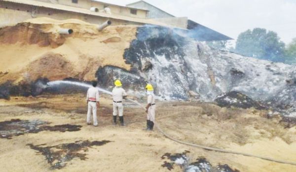 राईस मिल में लगी आग, 30 लाख का भूसा खाक