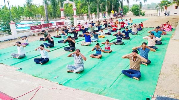 अमृत सरोवर तालाब किनारे सामूहिक योगाभ्यास