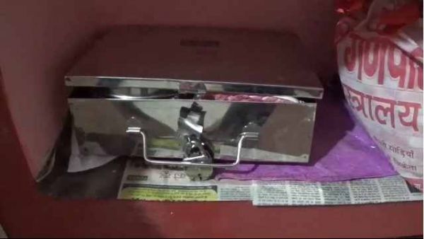 चोरी की जांच करने पहुंची पुलिस, पलंग के नीचे रखे थे 2 करोड़