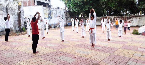 बच्चों ने किया योगा