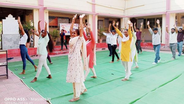 गजानंद कॉलेज में योगाभ्यास