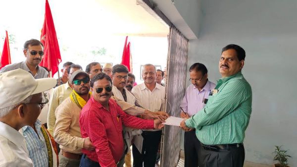 एटक ने रेहर गायत्री केतकी सहक्षेत्र कार्यालय के समक्ष मांगों को लेकर दिया धरना