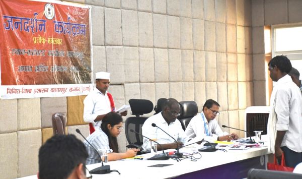 जनदर्शन में बेजा कब्जा रोकने व पट्टा बनवाने समेत कई आवेदन