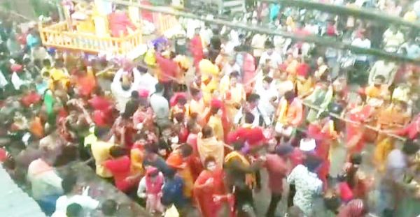 रथ पर निकले महाप्रभु जगन्नाथ  पर श्रद्धालुओं ने बरसाए फूल
