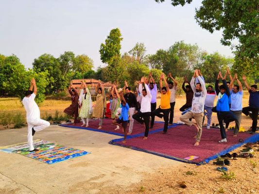 योग शारीरिक, मानसिक और आध्यात्मिक ऊर्जा को बढ़ाता है- अजय