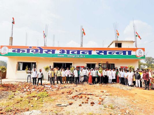 जशपुर विधायक ने सन्ना में नवनिर्मित ब्लाक कांग्रेस भवन का किया लोकार्पण