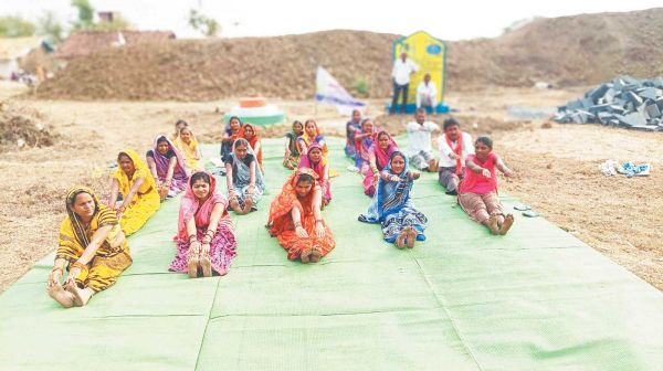 मनरेगा मजदूरों ने अमृत सरोवर कार्यस्थल में किया योग