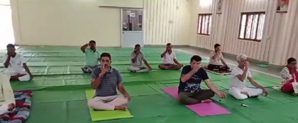 भाजपा नेताओं ने किया योग