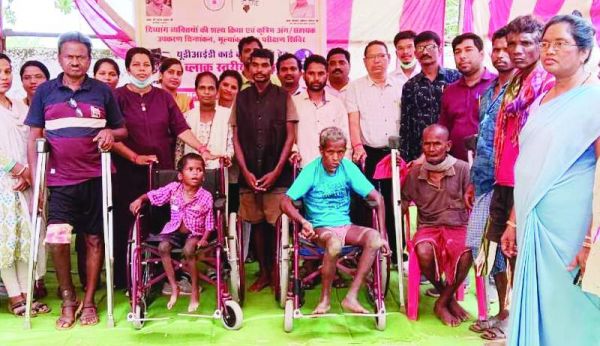 तुमकपाल में दिव्यांगों को मिले उपकरण