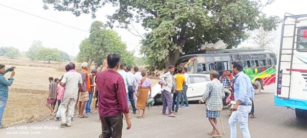 घरघोड़ा के पास यात्री बस व कार में भिडं़त, दो घायल