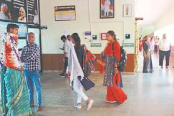 4500 छात्रों के लिए 500 के हिसाब से सेटअप, उसमें भी कई पद रिक्त