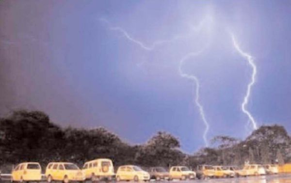 रबर सोल वाले जूते, कार के टायर बिजली गिरने से सुरक्षा प्रदान नहीं करते, मौसम देखकर निकलें