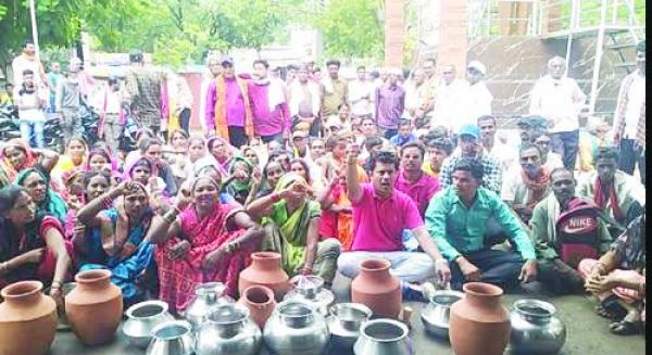 खाली मटका लेकर पानी मांगने तहसील ऑफिस पहुंचे ग्रामीण