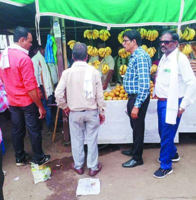 8 फल विक्रेताओं पर जुर्माना, झिल्ली पन्नी जब्त