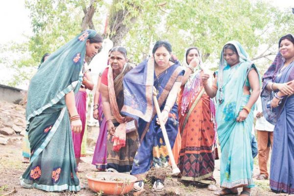 विधायक उत्तरी ने तालाब सफाई कर दिया स्वच्छता का संदेश