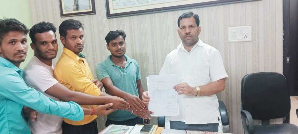 ट्रांसफार्मर के नीचे बारिश का दो फीट पानी जमा, करंट फैलने का है खतरा