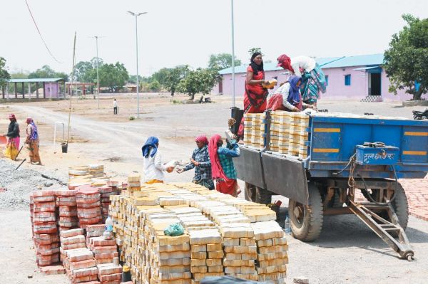 गौठान में बने ग्रामीण औद्योगिक पार्क से महिलाएं लिख रही हैं नित नई इबारतें