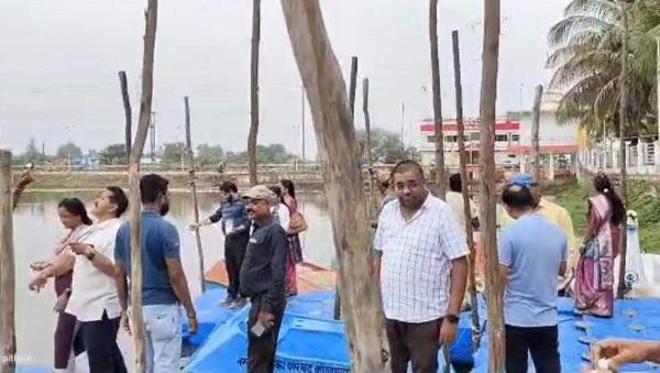 बंधा तालाब में डाला बैक्टिरियल ई-बॉल, अब होगा जलकुंभी का खात्मा