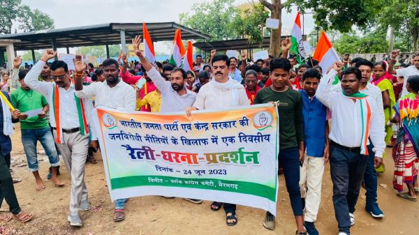 मोदी सरकार की जनविरोधी नीतियों के खिलाफ कांग्रेस  का धरना-प्रदर्शन  
