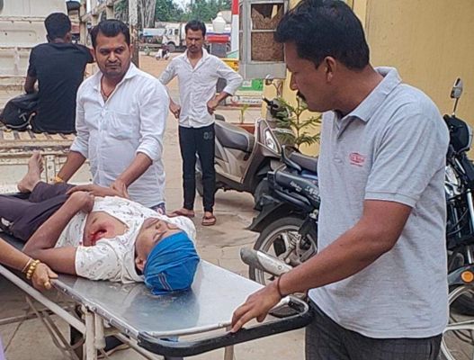 पिकअप के पीछे जा टकराई बाइक, 2 घायल 