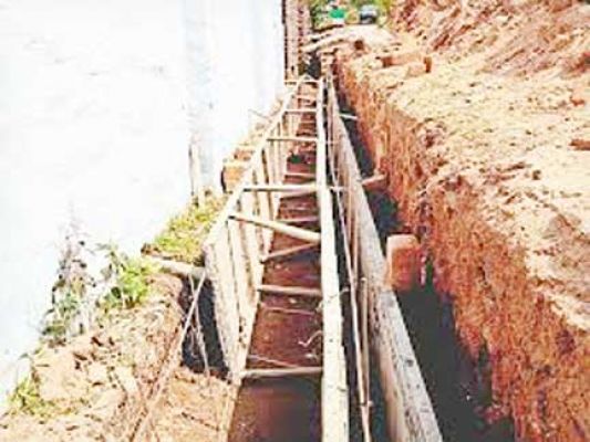 नाली निर्माण के लिए जगह-जगह खोदे गए गड्ढे अब बन रहे मुसीबत