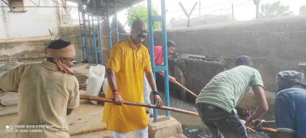 बारिश पर मजदूर बस्तियों का मंडी अध्यक्ष ने लिया जायजा