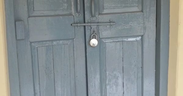 स्कूल को अपने पिता के नाम नहीं करने पर अध्यक्ष ने जड़ दिया ताला